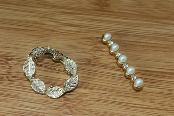 2 Piece Elegant Gold and Pearl Vintage Brooch Set - image 4