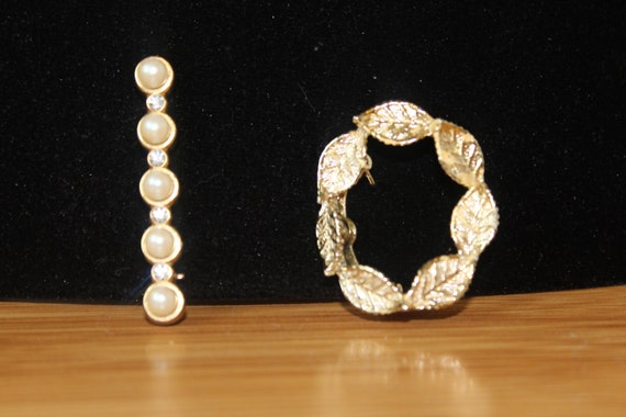 2 Piece Elegant Gold and Pearl Vintage Brooch Set - image 1