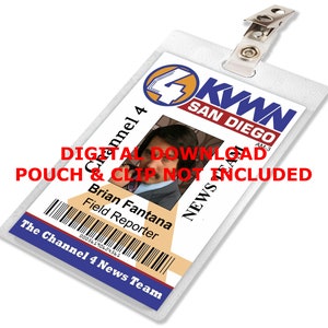 以下が含まれることがあります： 黒いクリップが付いた白いプラスチック製のIDカード。カードには男性の写真、テキスト「Channel 4」、「KWWN SAN DIEGO AM-3」、「DIGITAL DOWNLOAD」、「POUCH & CLIP NOT INCLUDED」、「Brian Fantana Field Reporter」、「The Channel 4 News Team」、およびバーコードがあります。