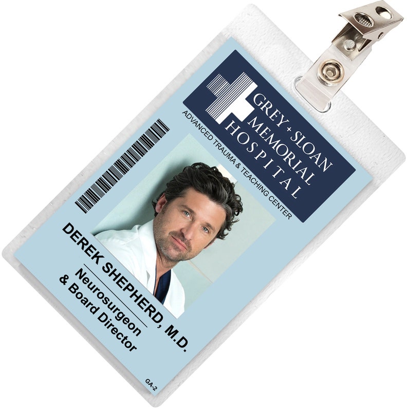 Puede incluir: Una tarjeta de identificaci&oacute;n de pl&aacute;stico blanca con fondo azul. La tarjeta tiene una foto de un hombre con cabello oscuro y una bata de laboratorio blanca. El texto en la tarjeta dice "GREY + SLOAN MEMORIAL HOSPITAL ADVANCED TRAUMA & TEACHING CENTER" y "DEREK SHEPHERD, M.D. Neurosurgeon & Board Director GA-2".