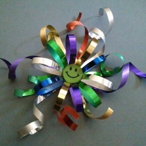 FIOCCO REGALO con faccina sorridente multicolore in finitura metallizzata