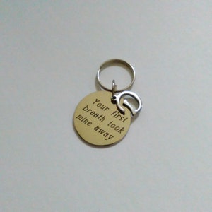 Accesorio llavero colgante "Tu primer aliento" (personalizado)