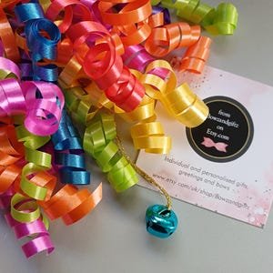 FIOCCO REGALO Lge Colori Arcobaleno con Stelle Filanti a Cavatappi e Jingle Bell