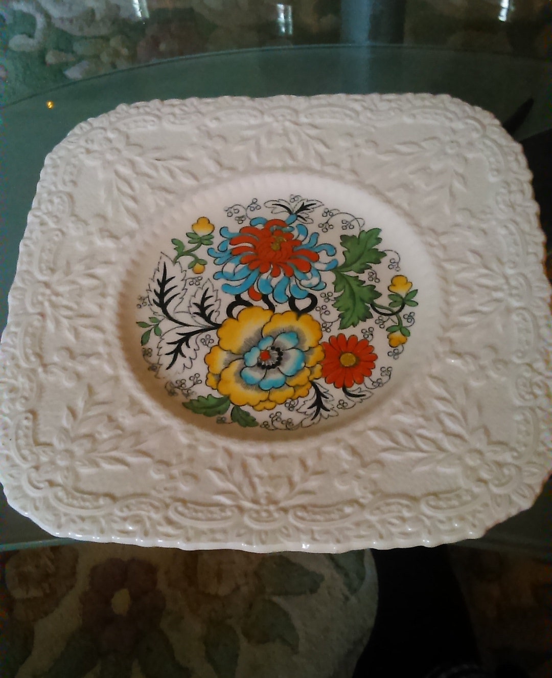 Royal cauldon england est 1774 assiette carr e cr me en relief avec