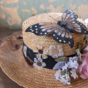 Lotto Di Due Cappelli In Paglia Con Fiori E Frutta Multicolori  Difetti E Segni