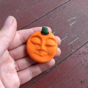 Handmade polymer clay pumpkin jack-o'lantern Halloween pin image 3