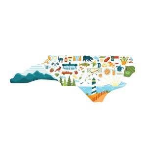 Pu&ograve; includere: Un'illustrazione colorata dello stato della Carolina del Nord, piena di icone che rappresentano vari aspetti della cultura, della natura e delle attrazioni dello stato. Le icone includono un faro, montagne, una spiaggia, un orso, un pesce, un cardinale, una pesca, una fragola, un'auto da corsa, un campo da golf e molto altro.
