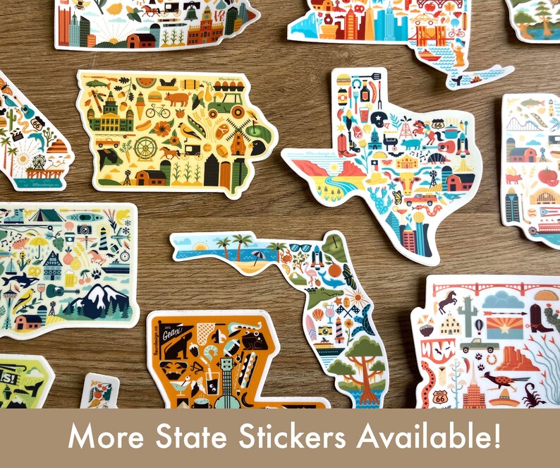Pu&ograve; includere: Una collezione di adesivi colorati a forma di stato con illustrazioni di monumenti e simboli. Gli adesivi sono su una superficie di legno. Il testo "More State Stickers Available!" &egrave; nella parte inferiore dell'immagine.