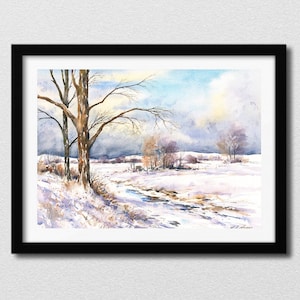 Könnte beinhalten: Aquarellmalerei einer Winterlandschaft mit schneebedeckten Feldern und Bäumen. Das Kunstwerk zeigt eine gedämpfte Farbpalette aus Blau-, Braun- und Weißtönen mit einem dunklen Rahmen. Der Himmel ist eine Mischung aus Blau und Grau.