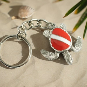 Llavero de tortuga con bandera de buceo para hombres y mujeres: regalo para amantes de las tortugas, llavero de tortuga para buceo, llavero de tortuga marina, regalos para buceo