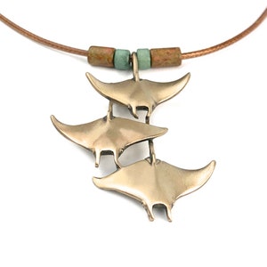 Collier de plage raie manta, bronze antique, bijoux galuchat, pendentif raie manta bijoux de plongée sous-marine, bijoux en bronze inspiré de l'océan image 2