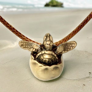 Collar de tortuga marina de bronce: un regalo para los amantes del océano