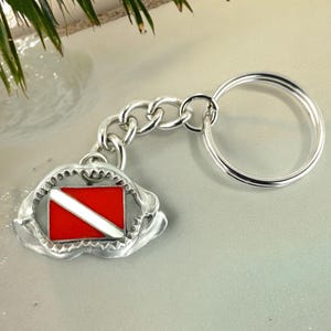 Chaveiro de mandíbula de tubarão para homens e mulheres – chaveiro de dente de tubarão, chaveiro de mergulho, pingente de dente de tubarão com bandeira de mergulho, presentes para amantes de tubarão