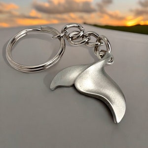 Porte-clés queue de baleine en étain : cadeau fait main pour les amoureux de l&#39;océan