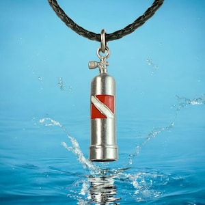 Scuba Tank Halskette Zinn Anhänger - Tauchgeschenk für Frauen und Männer, realistischer Scuba Tank Anhänger mit Taucherflagge, Geschenk für Taucher, Scuba Schmuck