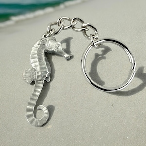 Llavero de caballito de mar para hombres y mujeres: amuleto de caballito de mar, regalos para amantes del océano, caballito de mar de peltre realista, llavero de vida marina, regalos playeros