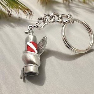 Llavero con anguila morena y tanque de buceo, diseño realista de vida marina, regalos para buceadores, regalos para compañeros de buceo, anguila morena realista con tanque
