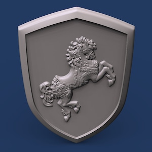 K&ouml;nnte beinhalten: Ein silberner Schild mit einer detaillierten, dreidimensionalen Schnitzerei eines sich aufb&auml;umenden Pferdes. Das Pferd ist aufwendig mit kunstvollen Details verziert.