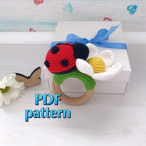 Padrão de joaninha de crochê em PDF Chocalho de margarida Brinquedos orgânicos para bebês Mordedor Anel de madeira Padrão de amigurumi Chocalho florido Presente para chá de bebê