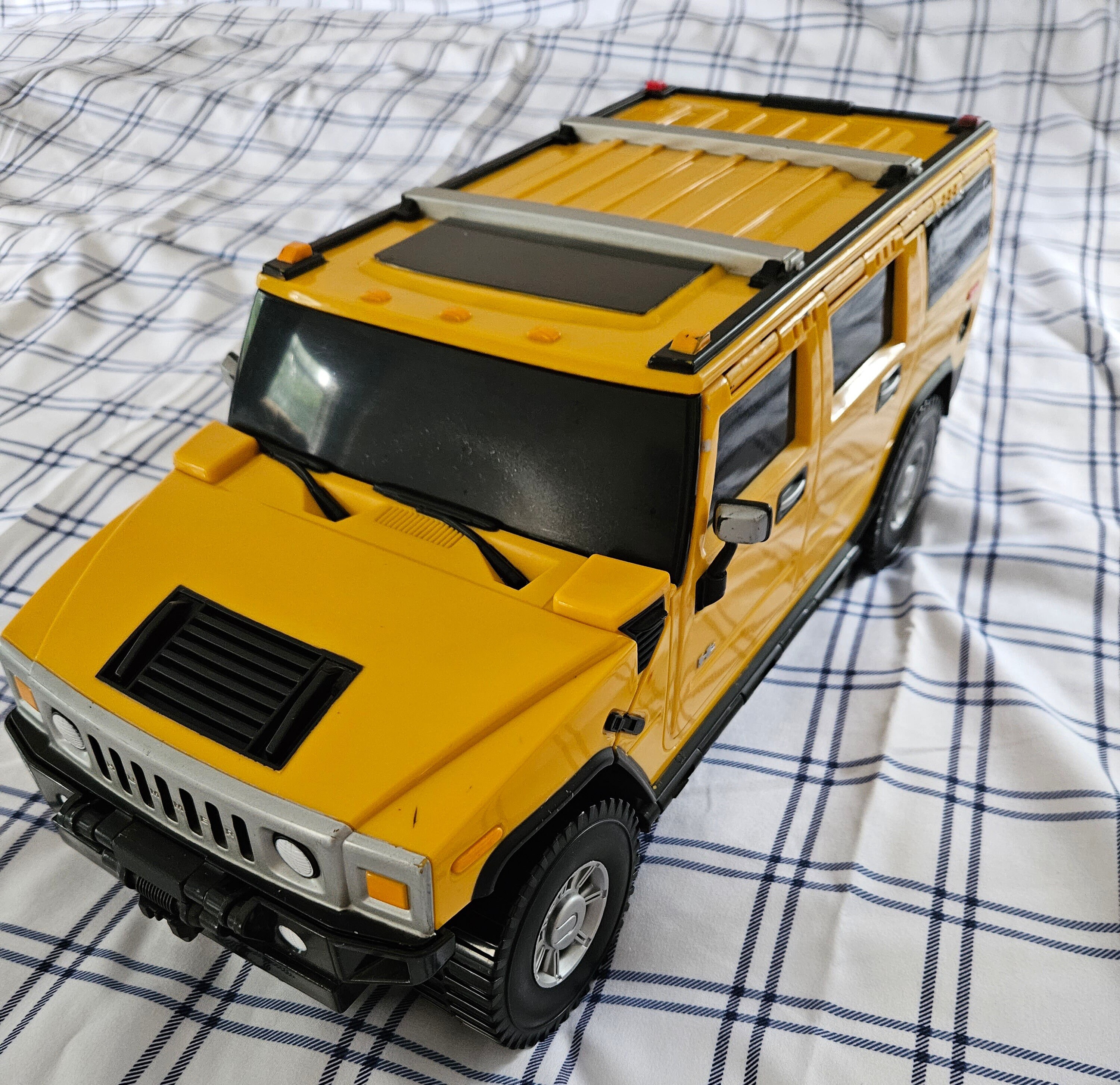 1:18 SCALE MAISTO HUMMER H2 SUV YELLOW SPECIAL EDITION DIECAST MODEL  COLLECTION