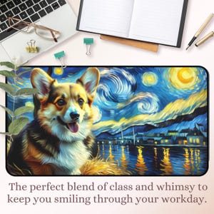Può includere: Un tappetino da scrivania colorato con un corgi di cartone animato davanti a un cielo notturno stellato con una città sullo sfondo. Il design ricorda la Notte stellata di Vincent van Gogh.