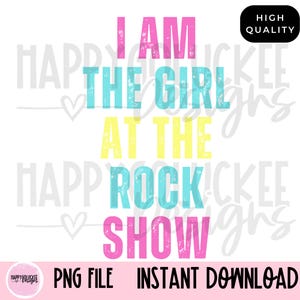 Pode incluir: Um design digital com o texto "I AM THE GIRL AT THE ROCK SHOW" em rosa, azul-petróleo e amarelo. As palavras estão em um estilo de fonte desgastada. O design também inclui as palavras "PNG FILE" e "INSTANT DOWNLOAD".