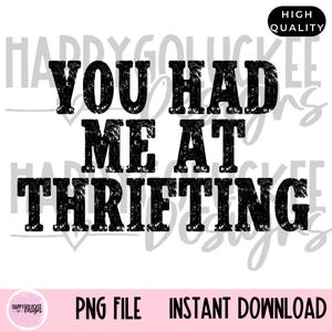 Puede incluir: Diseño digital con la frase "YOU HAD ME AT THRIFTING" en negrita y con un tipo de letra desgastada en negro sobre un fondo blanco. Debajo, las palabras "PNG FILE" e "INSTANT DOWNLOAD".