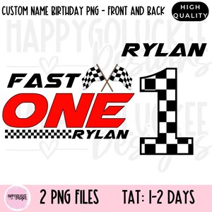 Op de afbeelding: Een verjaardagsontwerp met de woorden "Fast One" in rood met een geruit vlagontwerp en de naam "Rylan" in zwart. Het nummer "1" is ook in een geruit vlagontwerp.