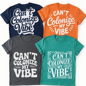 Könnte beinhalten: Vier T-Shirts in Marineblau, Orange, Anthrazitgrau und Türkis. Jedes Shirt zeigt den weißen Text "Can't Colonize My Vibe" in einer einzigartigen, stilisierten Schriftart. Die Shirts haben umgekrempelte Ärmel und einen Rundhalsausschnitt.