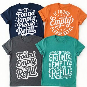 Puede incluir: Cuatro camisetas en azul marino, naranja, gris carbón y verde azulado. Cada camiseta tiene la frase "If Found Empty Please Refill" en letras blancas. Las camisetas son de manga corta.