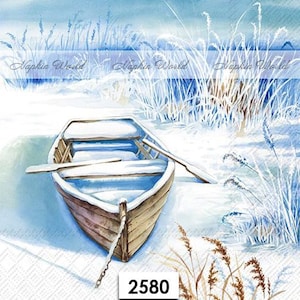 K&ouml;nnte beinhalten: Ein Holzruderboot liegt in einer verschneiten Winterlandschaft. Das Boot ist mit Schnee bedeckt und hat ein Holzruder, das auf der Seite liegt. Der Hintergrund zeigt hohes, gefrorenes Gras und einen blauen Himmel.