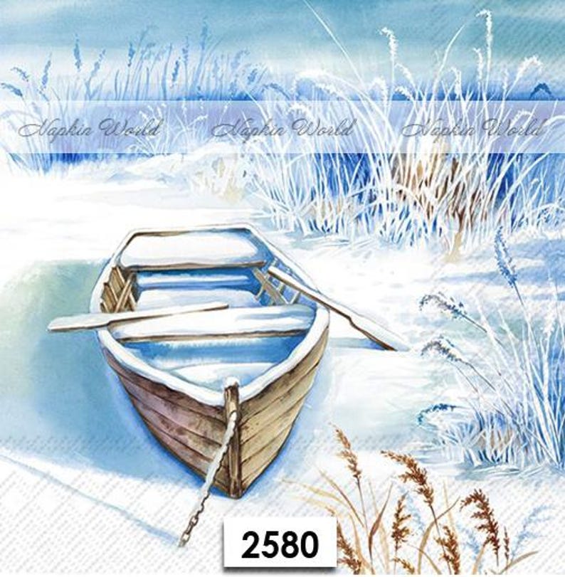 K&ouml;nnte beinhalten: Ein Holzruderboot liegt in einer verschneiten Winterlandschaft. Das Boot ist mit Schnee bedeckt und hat ein Holzruder, das auf der Seite liegt. Der Hintergrund zeigt hohes, gefrorenes Gras und einen blauen Himmel.