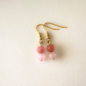 Boucles d’oreilles pendantes en quartz cerise et rose et crochets en acier inoxydable.