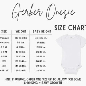 K&ouml;nnte beinhalten: Eine Gr&ouml;&szlig;entabelle f&uuml;r Gerber Bodys, die das entsprechende Gewicht und die Gr&ouml;&szlig;e f&uuml;r jede Gr&ouml;&szlig;e von Fr&uuml;hgeborenen bis 24 Monate/2T zeigt. Die Tabelle enth&auml;lt einen wei&szlig;en Body mit kurzen &Auml;rmeln.