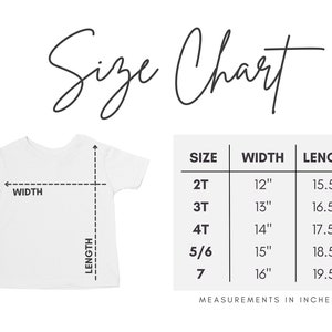 K&ouml;nnte beinhalten: Gr&ouml;&szlig;entabelle f&uuml;r ein T-Shirt mit Ma&szlig;en in Zoll f&uuml;r die Gr&ouml;&szlig;en 2T, 3T, 4T, 5/6 und 7. Die Tabelle zeigt die Breite und L&auml;nge jeder Gr&ouml;&szlig;e.