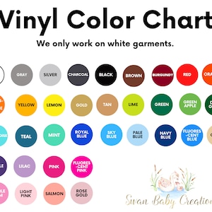 K&ouml;nnte beinhalten: Vinyl-Farbkarte mit einer Vielzahl von Farben, darunter Wei&szlig;, Grau, Silber, Anthrazit, Schwarz, Braun, Burgunder, Rot, Orange, Gelb, Zitronengelb, Gold, Braun, Limette, Gr&uuml;n, Apfelgr&uuml;n, Dunkelgr&uuml;n, T&uuml;rkis, Teal, Mint, K&ouml;nigsblau, Himmelblau, Hellblau, Marineblau, Fluoreszierendes Blau, Creme, Lila, Flieder, Rosa, Fluoreszierendes Rosa, Kaugummi, Hellrosa, Lachs und Ros&eacute;gold. Die Karte ist mit "Vinyl Color Chart" und "We only work on white garments." beschriftet.