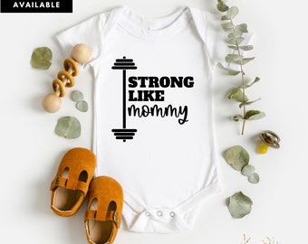 Strong Like Mommy Crawl Walk, soulever des pieds pour maman, soulever des bébés, bébé qui lève des poids, bébé fitness, maman fitness, body pour bébé qui s'entraîne, maman qui fait de la gym