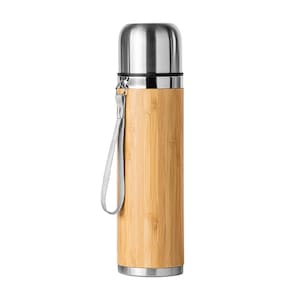 Könnte beinhalten: Eine Thermosflasche aus Edelstahl und Bambus. Der obere und untere Teil sind silberfarben, während der Körper aus hellbraunem Bambus besteht. Oben ist eine silberne Schlaufe befestigt. Die Thermoskanne ist für heiße oder kalte Getränke konzipiert.