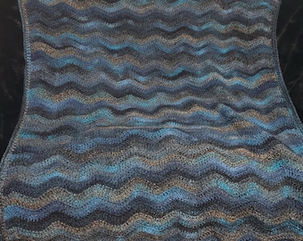 Heirloom afghanische Wolldecke oder Überwurf aus Acryl-Wollgemisch in bunten und grauen Tönen mit Quastenfransen.