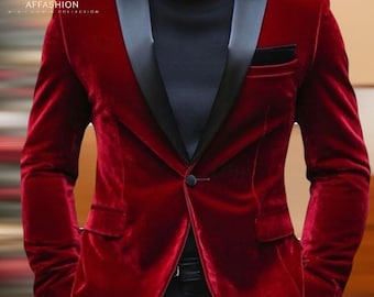Puede incluir: Un blazer de terciopelo rojo con solapas negras y un pañuelo de bolsillo negro. El blazer tiene un cierre de un solo botón y dos bolsillos delanteros. El modelo lleva un cuello alto negro y pantalones negros. El logo "AFFASHION" es visible.