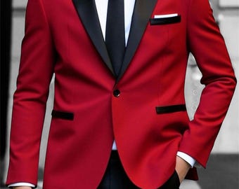 Puede incluir: Chaqueta de traje roja con solapas negras, corbata negra y camisa blanca. La chaqueta tiene un cierre de un solo botón y un pañuelo de bolsillo. El traje se combina con pantalones negros. La imagen incluye el texto "Affashion".
