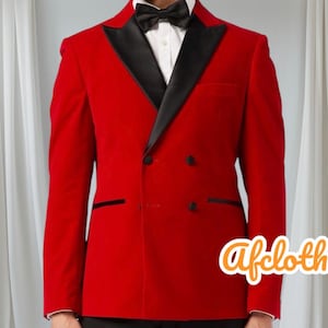 Puede incluir: Una americana de terciopelo rojo de doble botonadura con solapas de satén negro y una pajarita negra. La americana tiene dos filas de botones y una camisa blanca debajo. El logotipo de Afcloth es visible en la esquina inferior derecha.