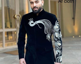 Pode incluir: Casaco de veludo preto com gola mandarim e bordados prateados intrincados com design de penas de pavão. O casaco tem mangas compridas e um corte elegante. O texto "Af cloth" é visível na imagem.