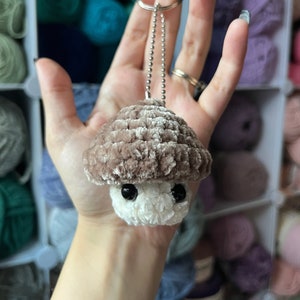 2 &quot;gehäkelte braun Pilz Pop Schlüsselanhänger, Pilz Fidget Spielzeug Schlüsselanhänger, Pilz Angst Spielzeug, nettes Schlüsselanhänger für Schlüssel, Pilz-Liebhaber-Geschenk