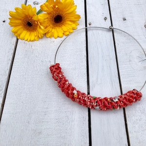 Collana corta Rossa su girocollo rigido con tubolare in carta riciclata