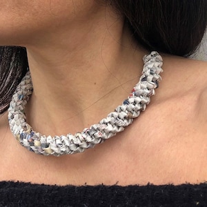 Collana da donna in carta di quotidiano, girocollo rigido.