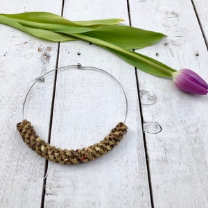 Collana girocollo rigido Marrone in carta intrecciata a mano, eco-sostenibile e vegan