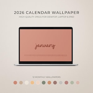 Könnte beinhalten: Ein Laptop zeigt einen Januar 2026 Kalender-Hintergrund in Korallenfarbe. Das Wort "Januar" ist in Schreibschrift geschrieben. Das Bild enthält auch den Text "2026 CALENDAR WALLPAPER" und "12 MONTHLY WALLPAPERS".