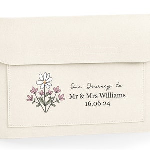 Peut inclure: Une enveloppe en feutre blanc avec un motif floral et le texte "Our Journey to Mr & Mrs Williams 16.06.24".