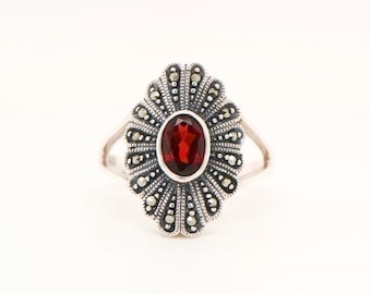 Schild aus Markasit mit Granat, Ring in Silber